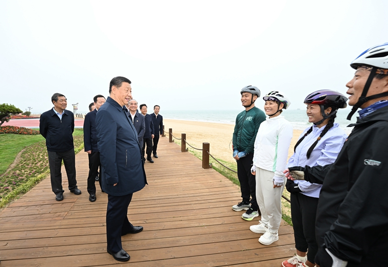 5月22日至24日,中共中央总体育训练营、国家主席、中央军委主席习近平在山东考察。这是22日下午,习近平在日照市阳光海岸绿道同市民亲切交流。