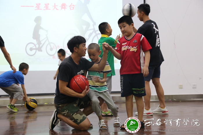 vsport体育体育会员与儿童互动_副本.jpg vsport体育数据中心